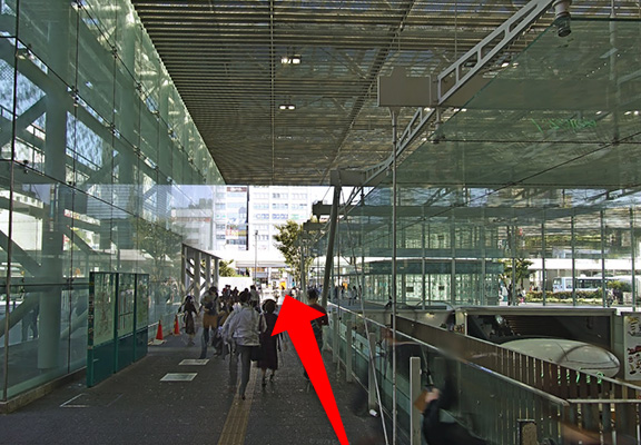 JR川崎駅 中央東口を出て右方向（ルフロン様方面）へお進みください