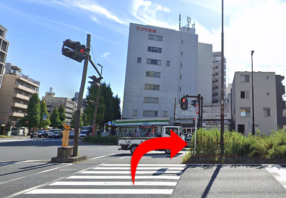 右角に南町交番のある「新川崎交差点」渡って右折にてお進みください